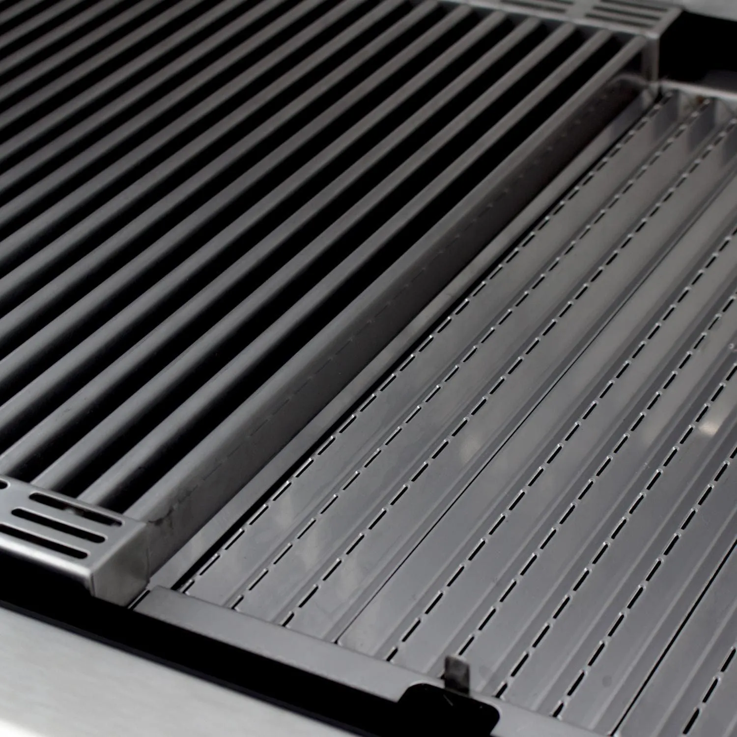 Saber Grills: Stainless Series 4-Burner Built-In Grill (NG)